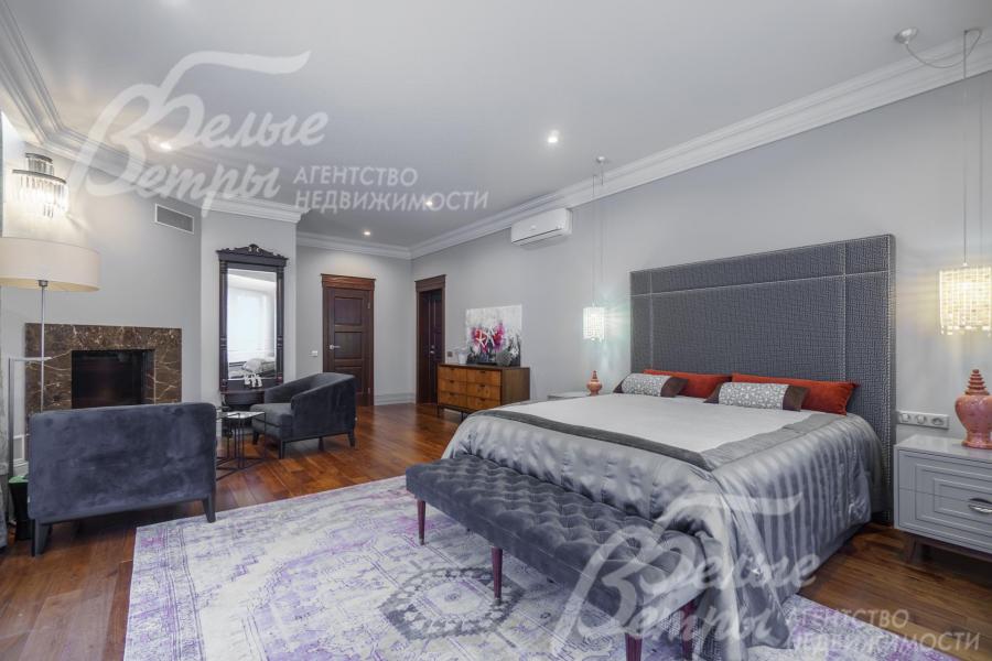 Как и во всем доме - стильная дорогая мебель. Например, кровать с очень высокой спинкой и банкетка с антикварными ножками