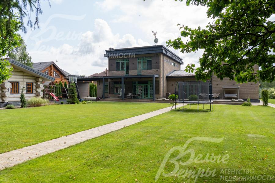 Меблированный дом с лаконичными и стильными архитектурными формами и плоской кровлей