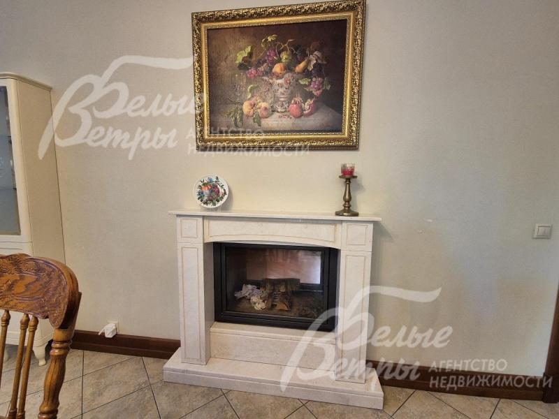 Сквозной двухсторонний камин с порталами из мрамора