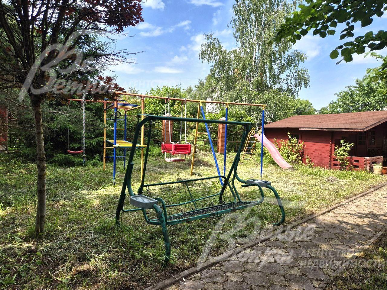 Детская игровая площадка и садовые качели на участке