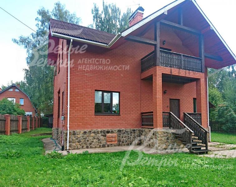 Цоколь отделан диким камнем