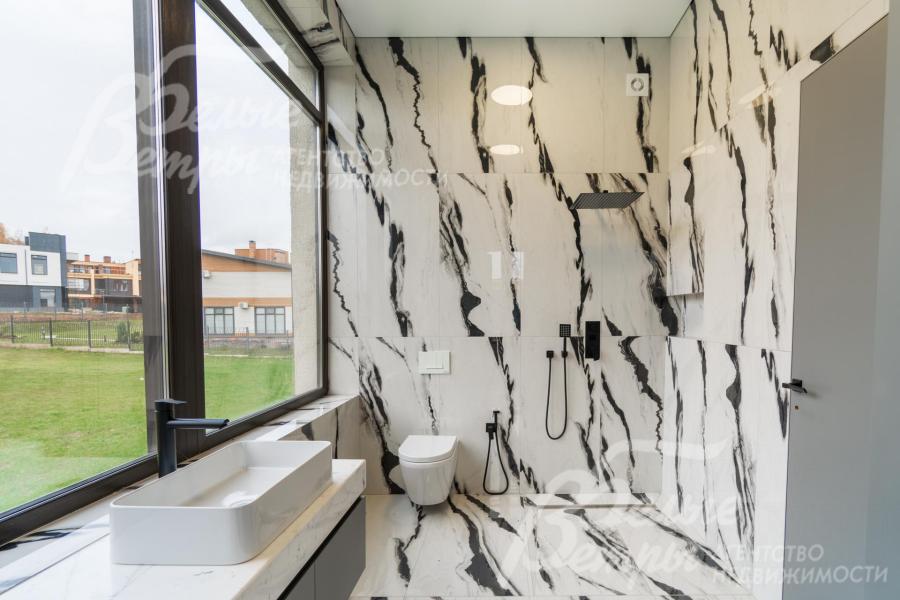 В санузлах - плитка Laparet