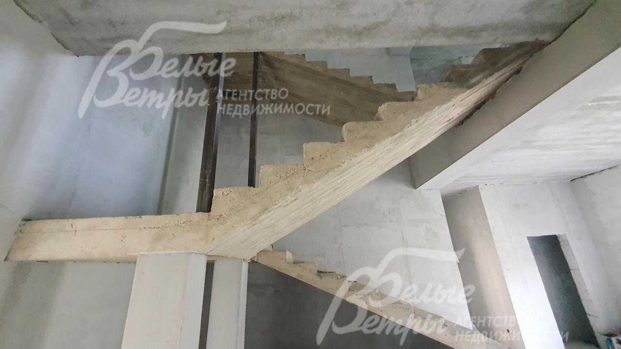 Ширина лестницы - 1,6 м