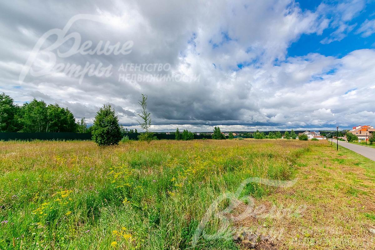 Живописный земельный участок в элитном коттеджном посёлке без подряда на строительство