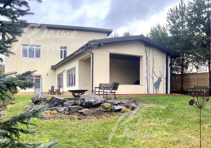 Привлекательный уютный дом в классическом стиле на благоустроенном видовом участке