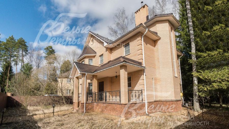 Дом с мебелью площадью 263 кв.м в охраняемом коттеджном поселке Лесное озеро