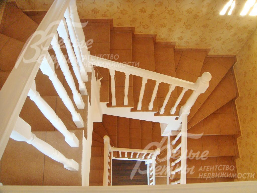 Ступени лестницы выполнены из дерева