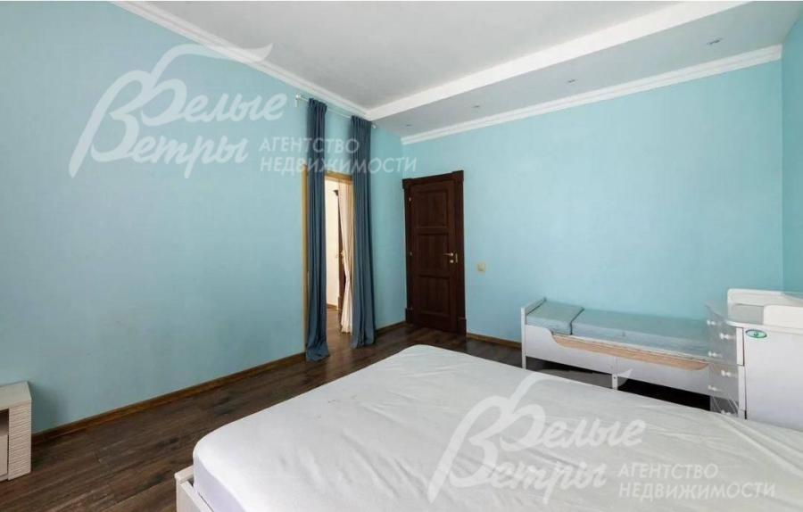 На полу спальни - паркетная доска, потолки - натяжные