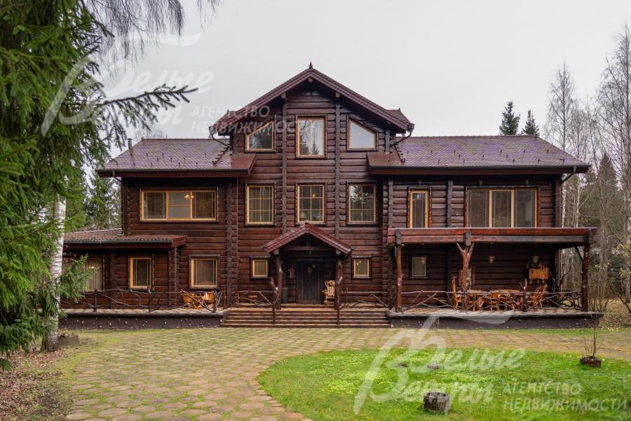 Дом-усадьба из лафета кедра, построенный по эксклюзивному проекту в стиле шале с элементами старорусской архитектуры