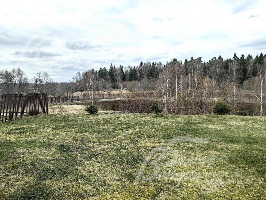 Поселок расположен на опушке леса, непосредственно граничит с рекой Моча.