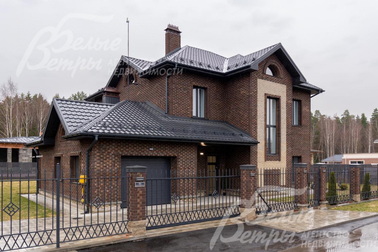 Современный полностью обустроенный дом с эффектным и благородным фасадом