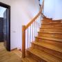 На второй этаж ведёт лестница на бетонном основании со ступенями, отделанными деревом
