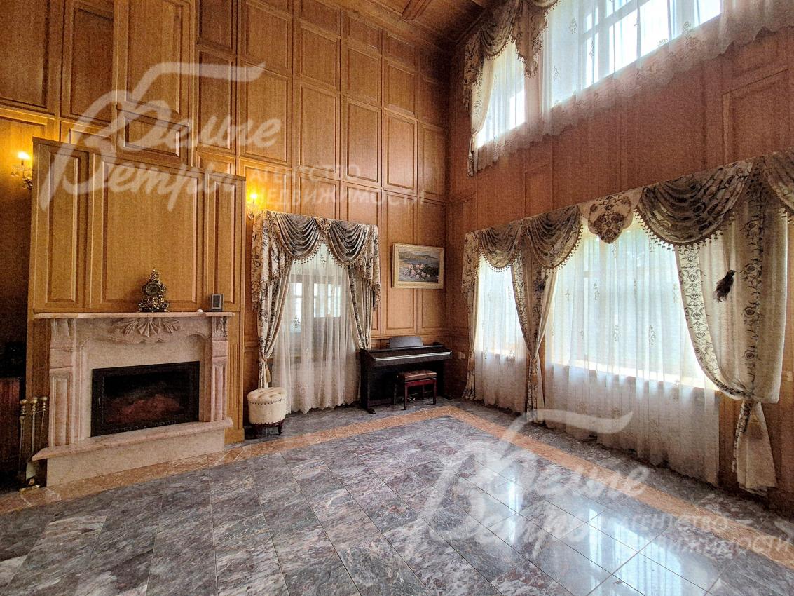 Портал камина отделан мрамором.