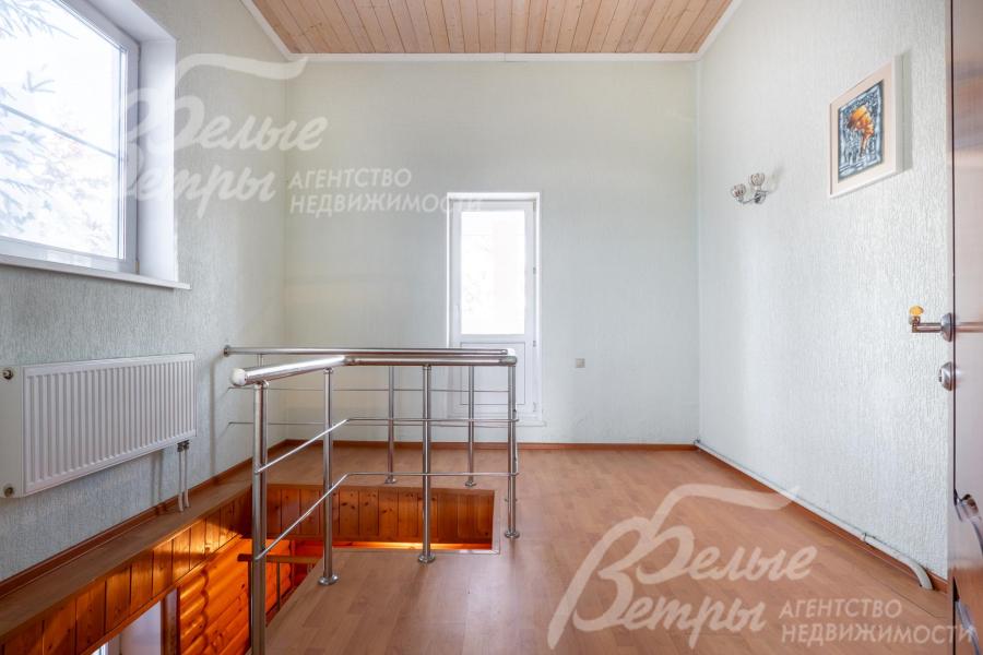 Из холла на втором этаже - выход на балкон площадью 12 кв.м