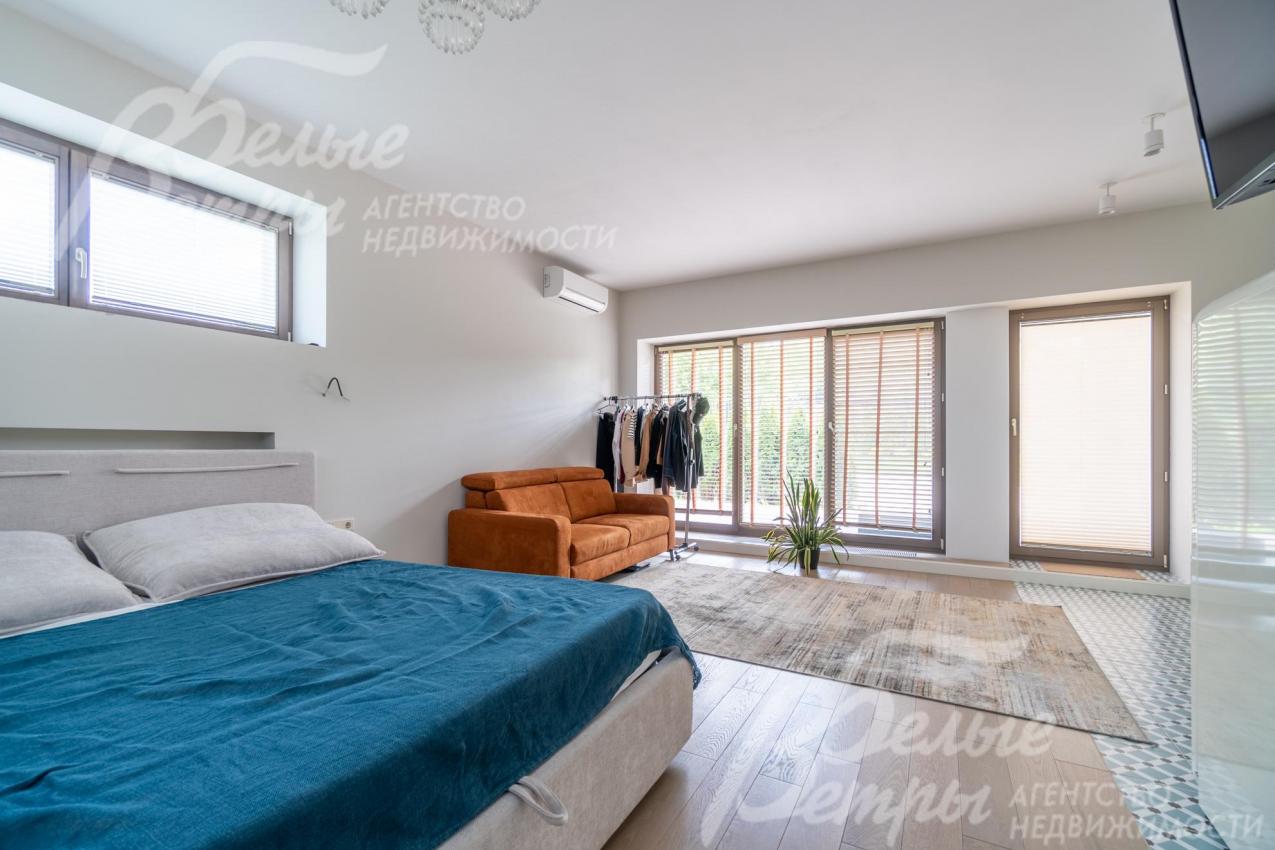 В гостевом блоке - панорамный оконный проём для выхода на большую приватную террасу