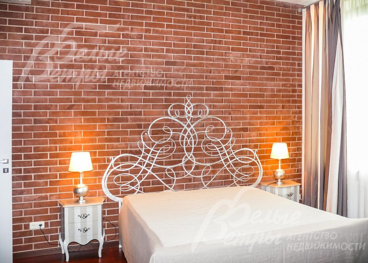 В доме на первом этаже расположена гостевая спальня 16,8 кв.м с кабинетом 7,3 кв