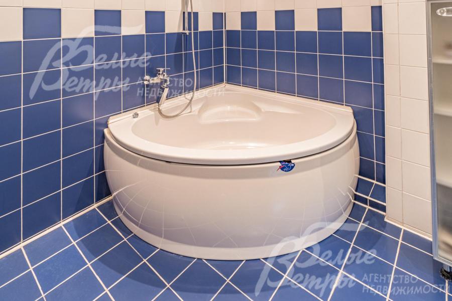 Санузел с угловой ванной