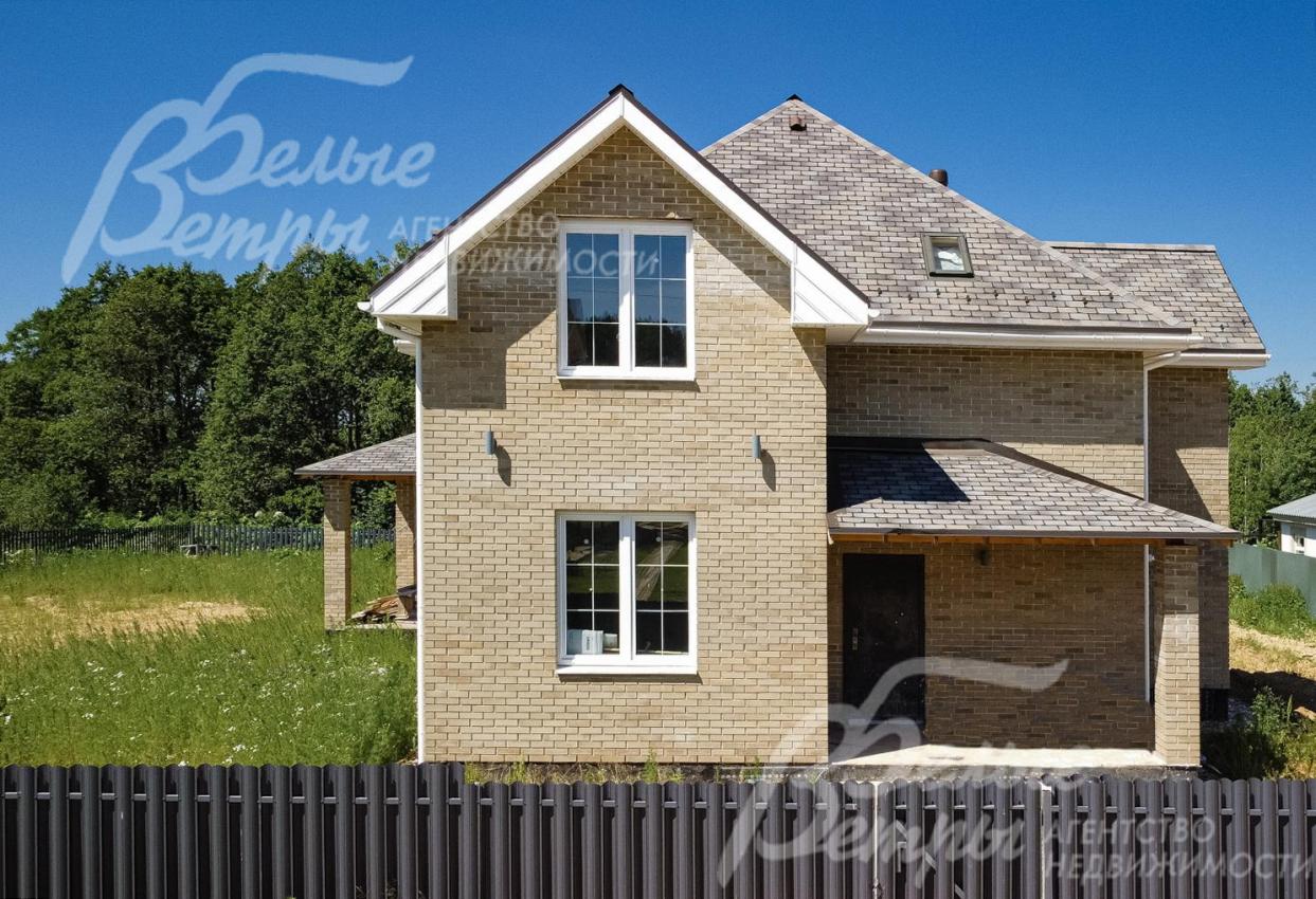 Красивый дом современной архитектуры на участке площадью 15 соток в сформированном коттеджном поселке Изумрудная долина