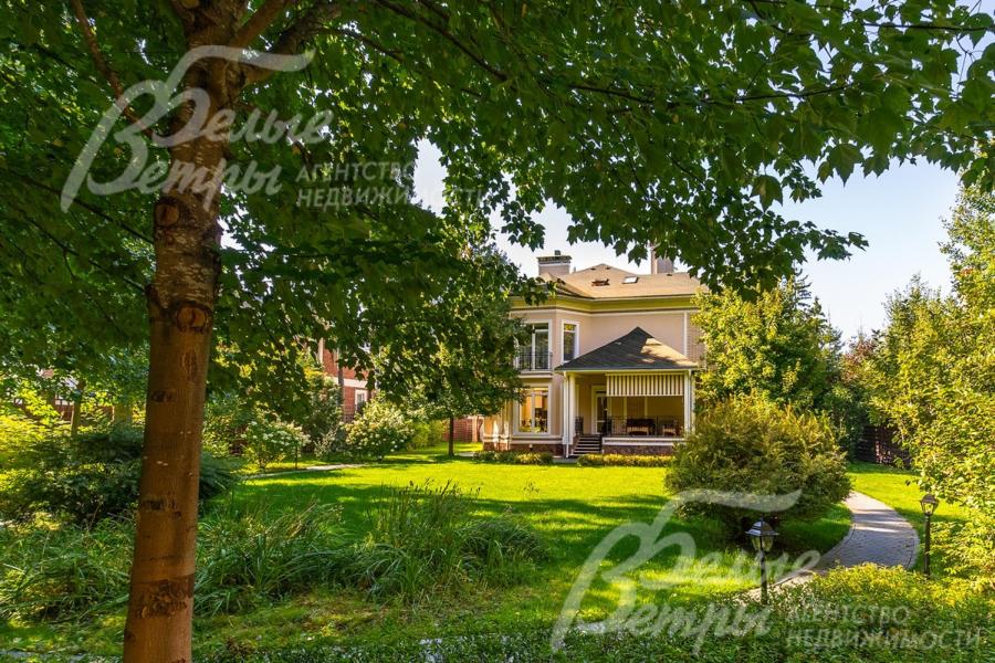 На участке разнообразные декоративные деревья и кустарники: канадские клены, каштаны, кедр, туи, ирга, гортензии разных сортов