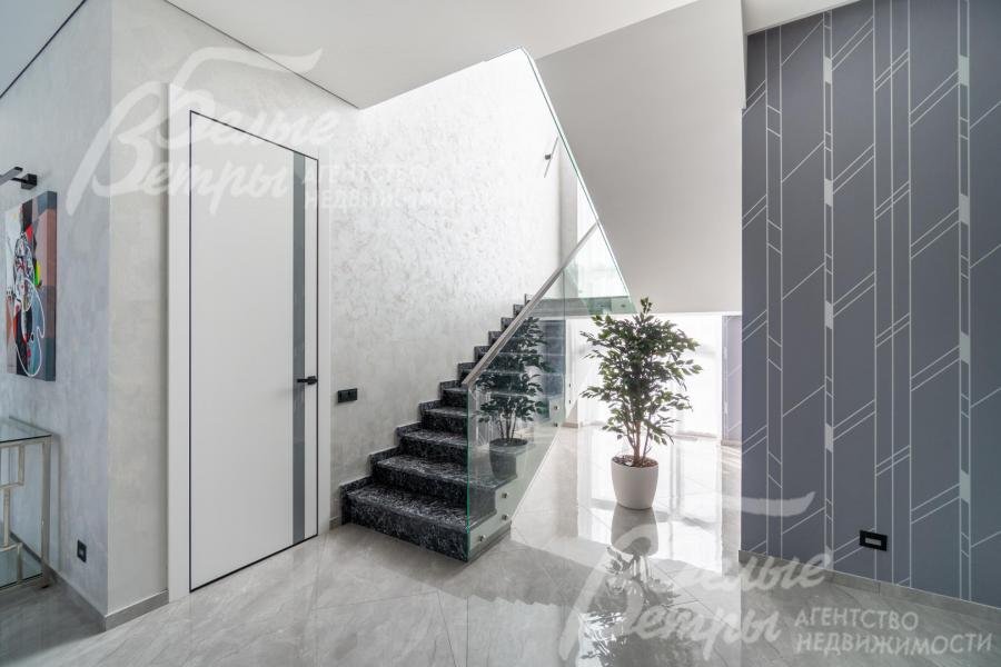 На второй этаже ведёт железобетонная лестница с отделкой из натурального черного мрамора и стеклянным ограждением