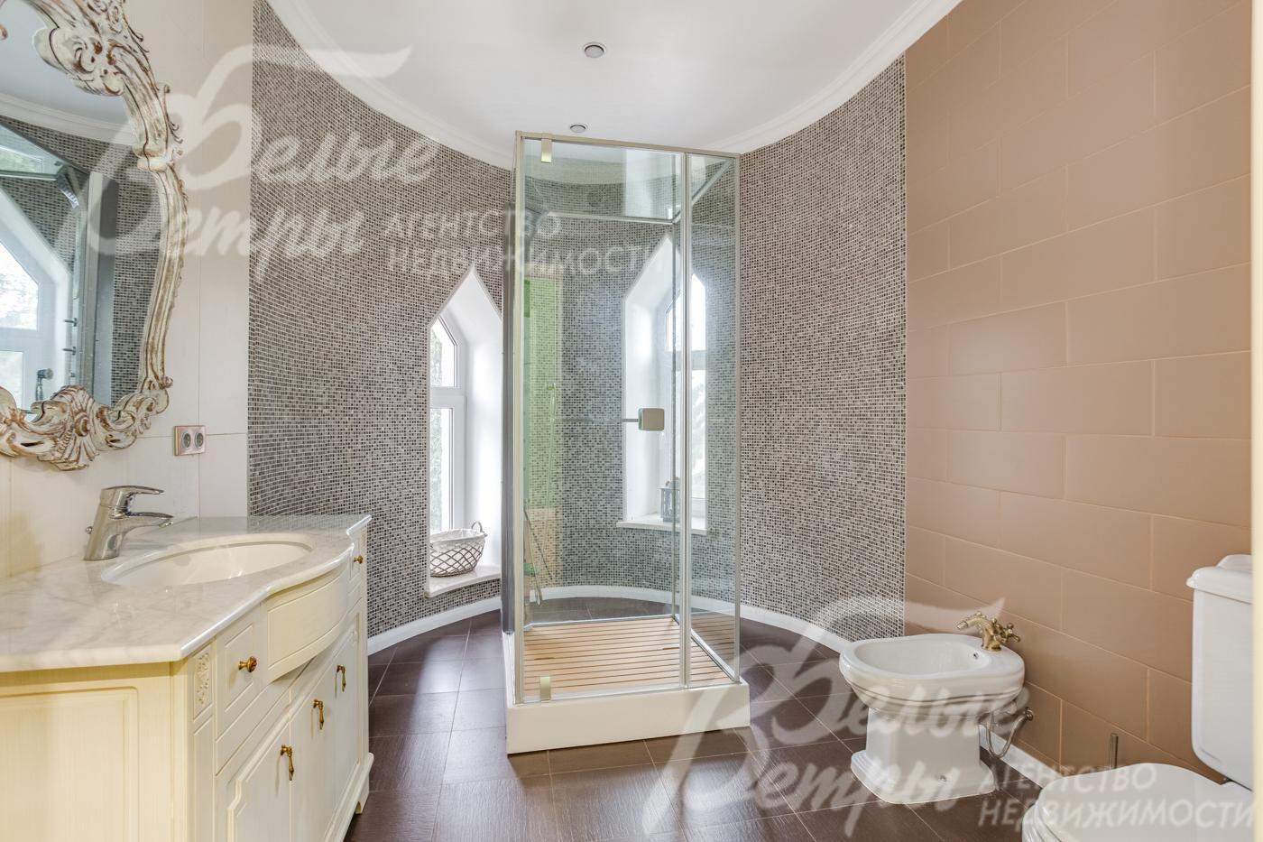 Санузел с душем на мансардном этаже. Окна с треугольным завершением - отражают стилистику замка и при этом дают много света