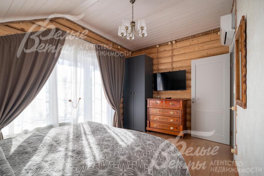 В каждой спальне на втором этаже есть телевизор и кондиционер