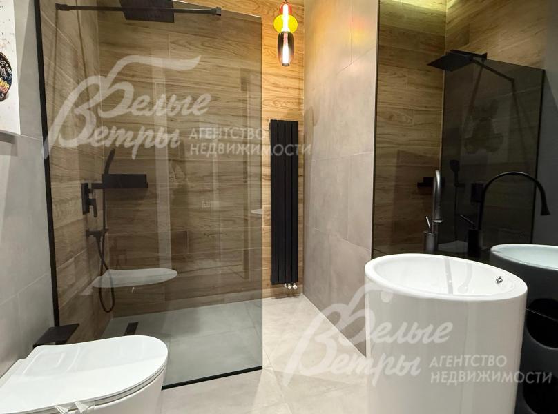 Санузел на мансардном этаже с душевой и дорогостоящей сантехникой