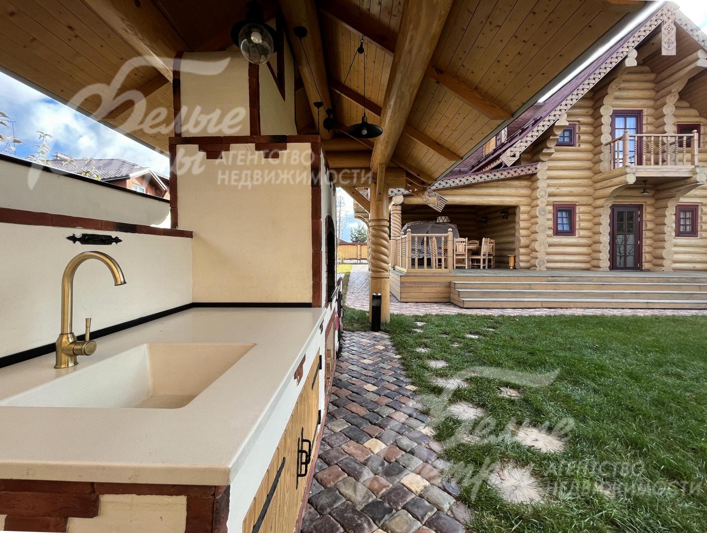 В кухонном блоке: мангал, русская печь, казан, раковина, шкафы для посуды, дровница