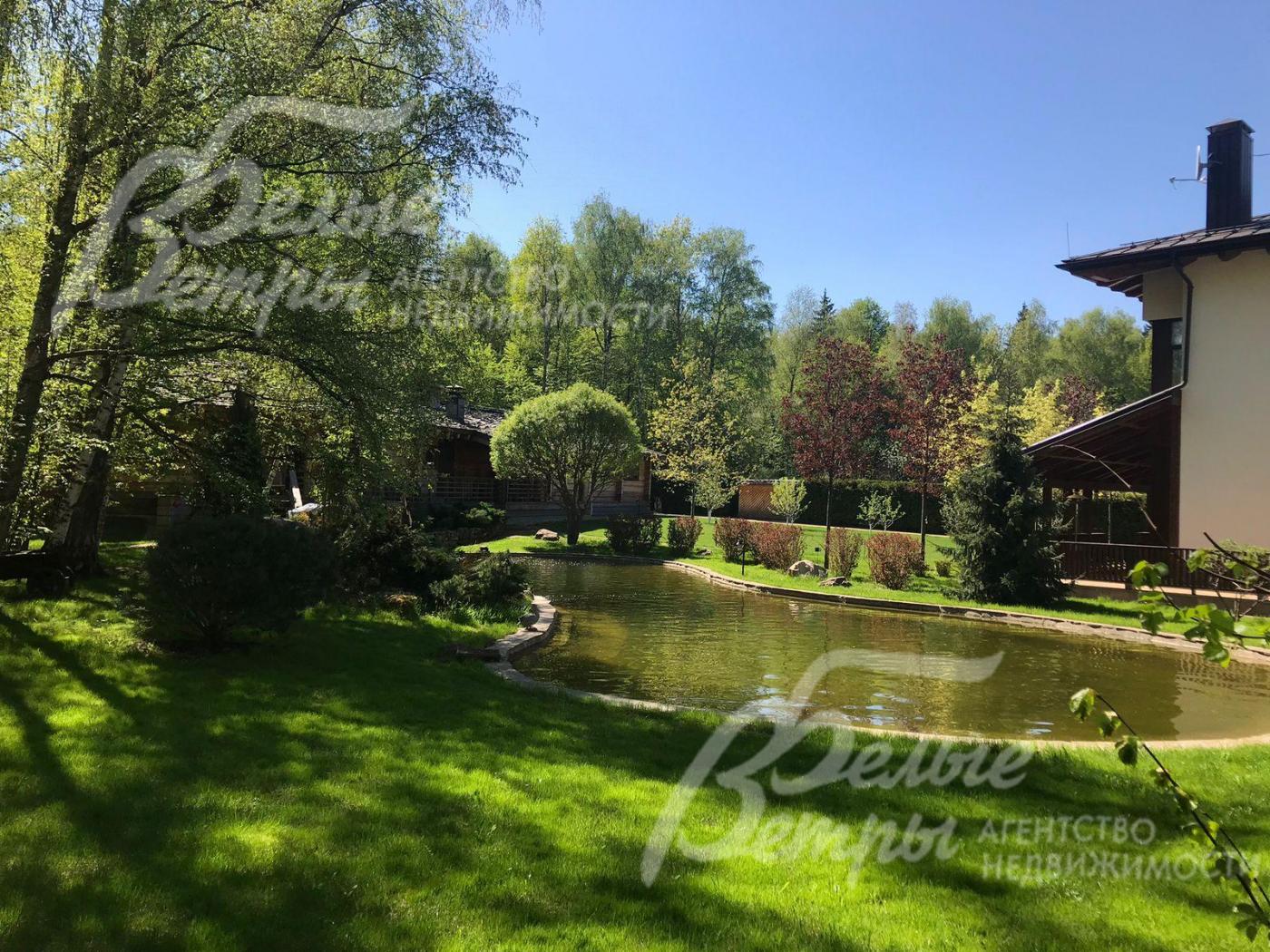 Богатый парковый ландшафт со множеством декоративных кустов и деревьев