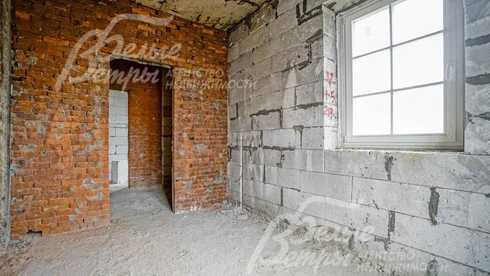 Внутренние несущие стены из кирпича, наружные -газосиликатный блок