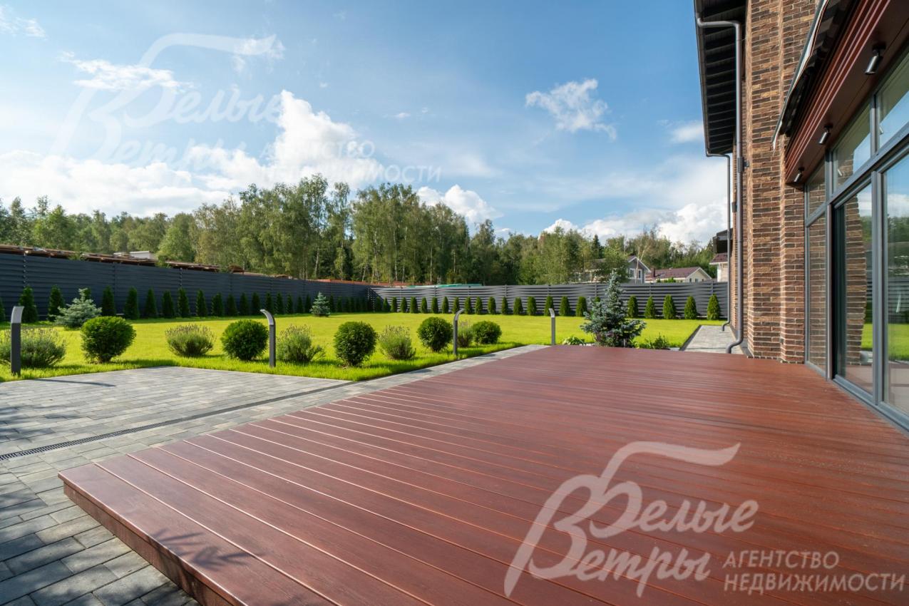 Вид с террасы на участок и окружающий его лес (пол террасы - на одном уровне с полом гостиной)