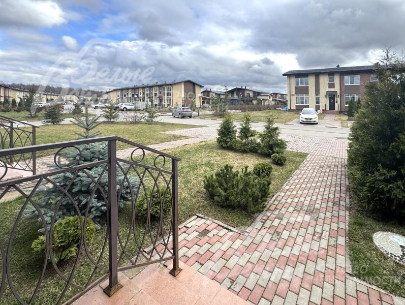 Из таунхауса - выход на живописную уютную территорию в центре коттеджного посёлка