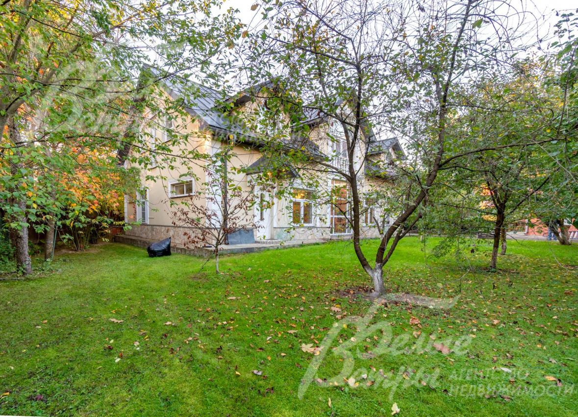 На участке лесные и плодовые деревья, высажены кустарники