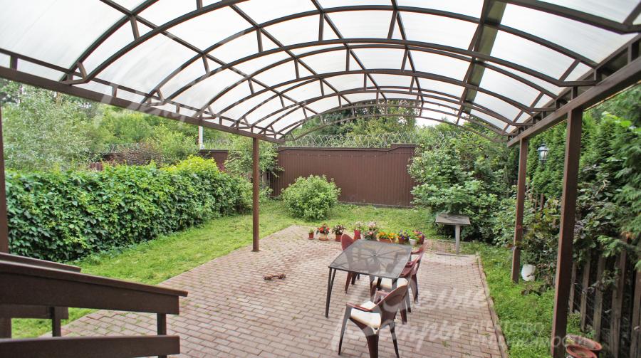 Навес на заднем дворе