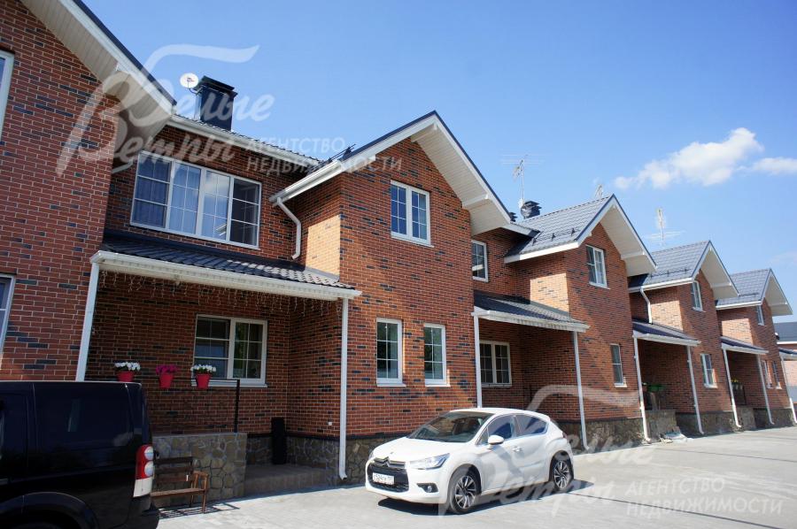 Около каждой секции есть место для парковки автомобилей.