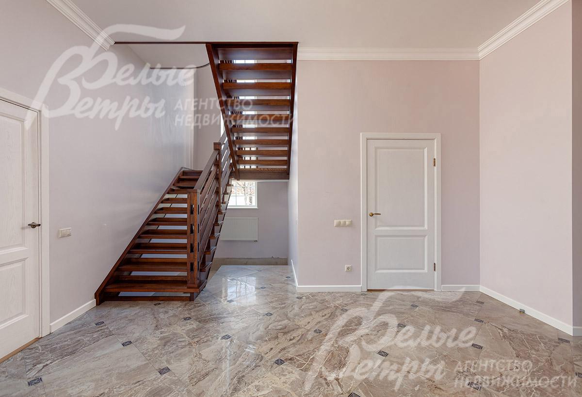 Комфортная стильная лестница из массива дуба