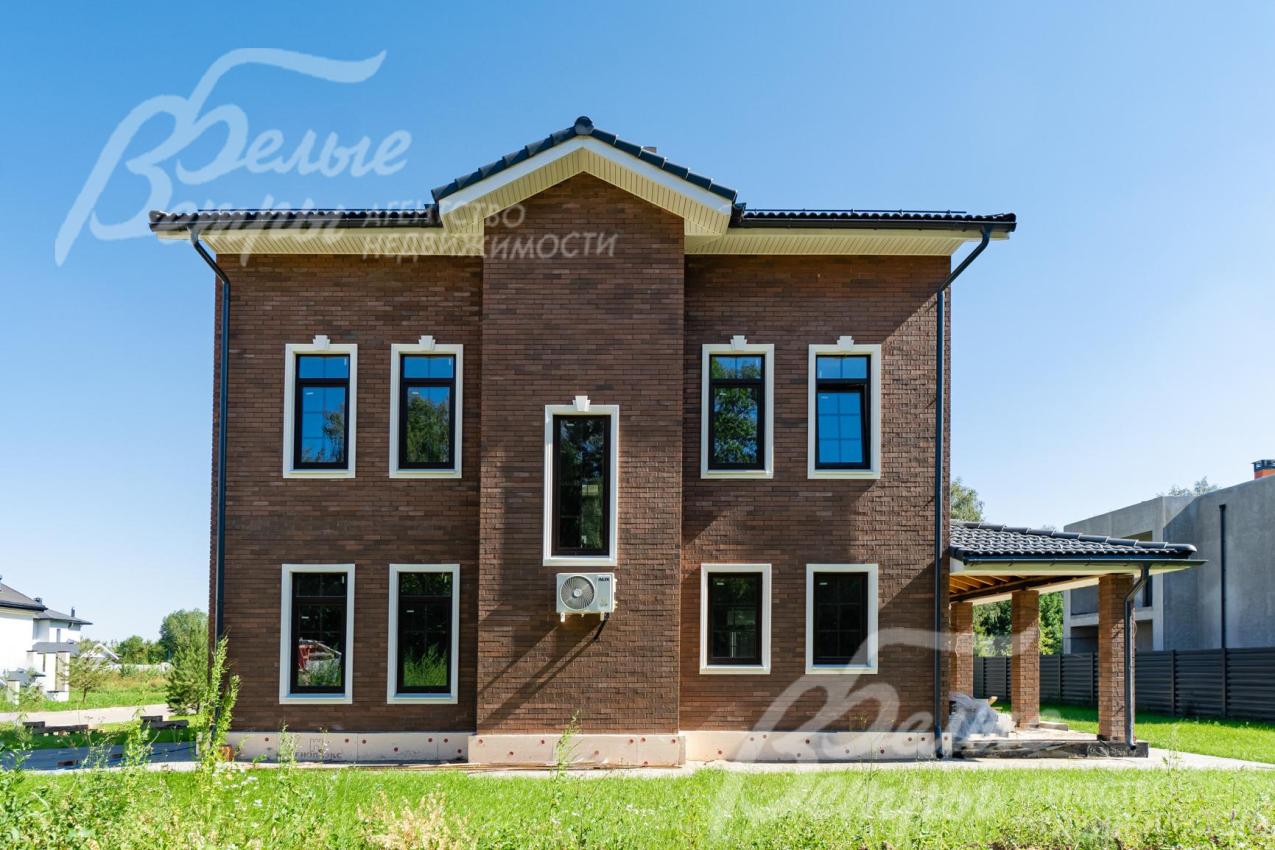 Дом стоит на благоустроенном участке, расположенном на второй линии от леса