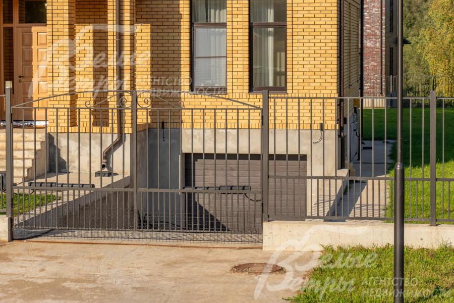 Въезд в гараж - через ворота по наклонному пандусу