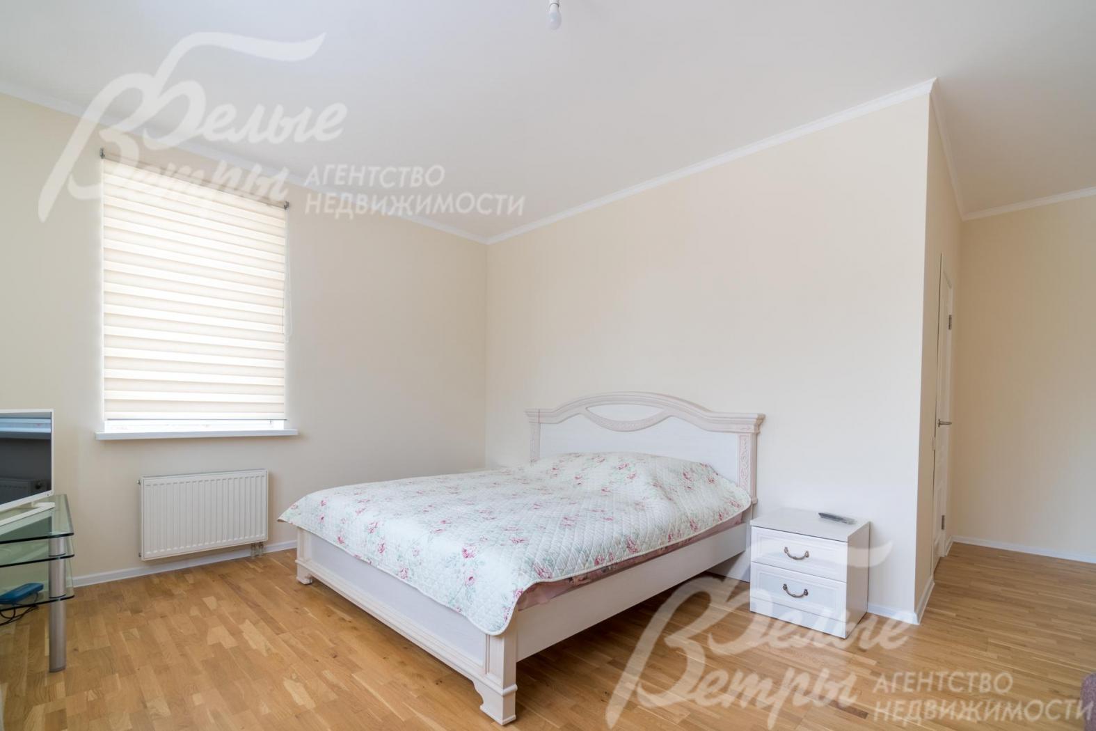 Интерьер спален выполнен в светлых тонах в классическом стиле