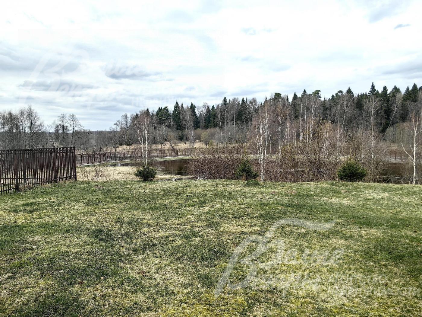 Поселок расположен на опушке леса, непосредственно граничит с рекой Моча.