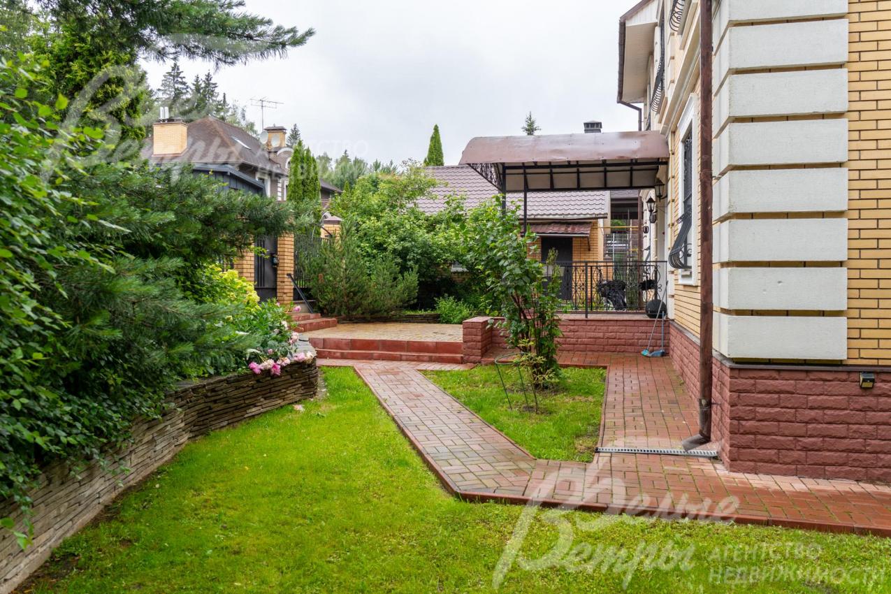 Дорожки на участке уложены плиткой