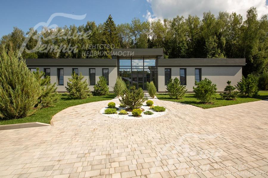 Стильный экстерьер дома дополняет профессиональный ландшафтный дизайн на участке