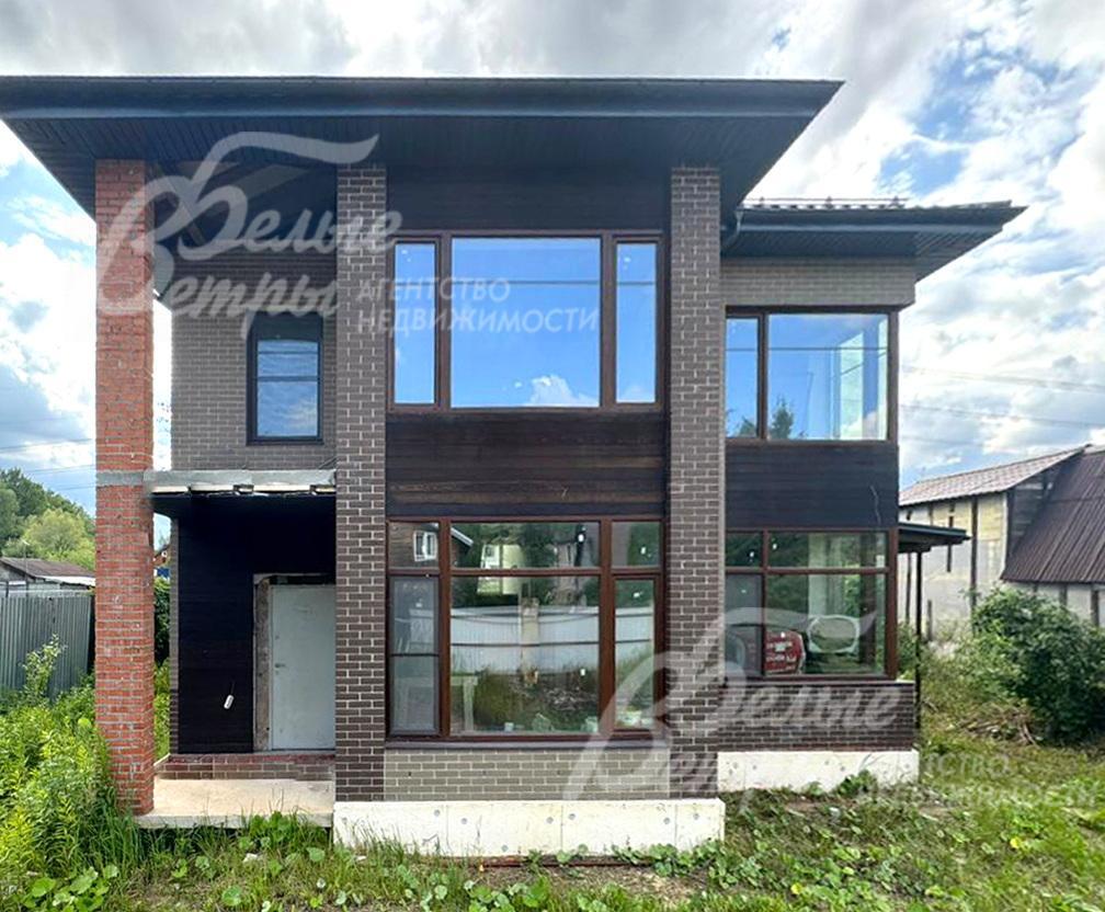 Новый дом, построен в стиле современной классики с большой площадью остекления фасада 