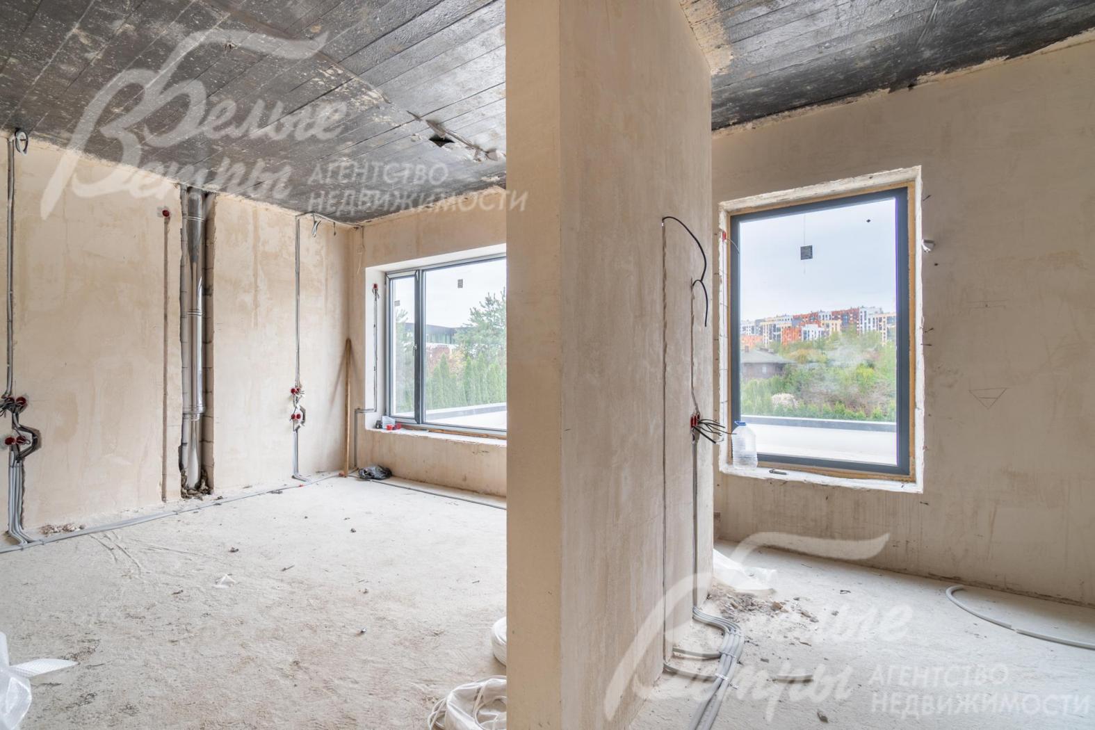 Фальш-стена в мастер-спальне: с одном стороны можно разместить телевизор, с другой - туалетный столик или трюмо