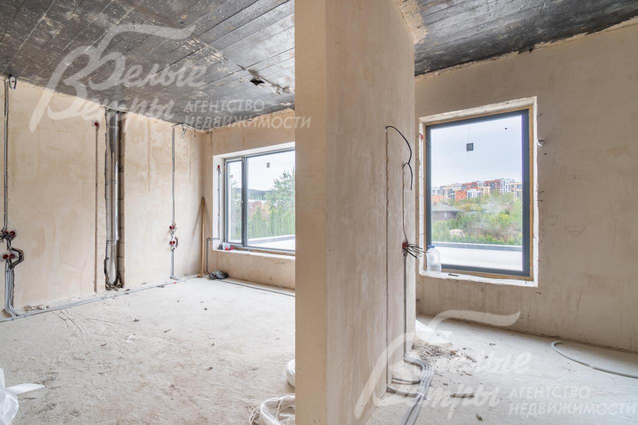 Фальш-стена в мастер-спальне: с одном стороны можно разместить телевизор, с другой - туалетный столик или трюмо