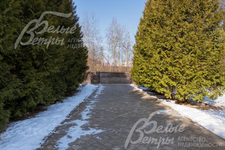 Въезд на участок - через взрослые 4-метровые туи, участок огорожен