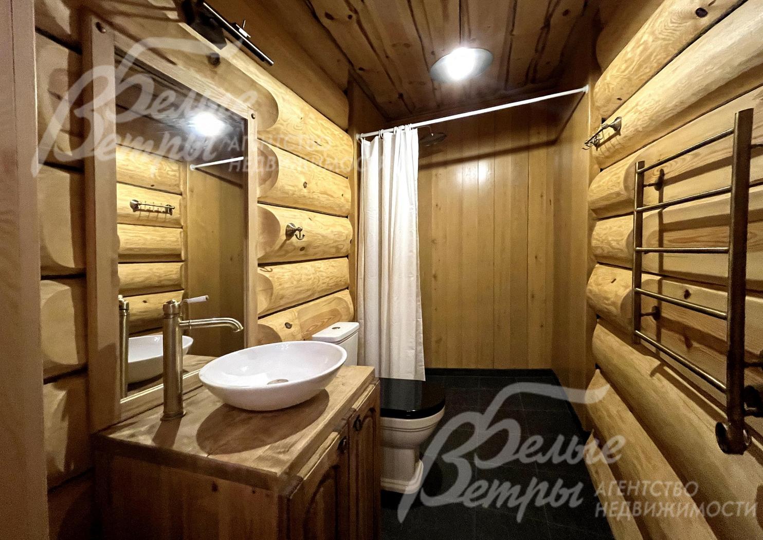 Санузел бани в стиле основного дома с душевой