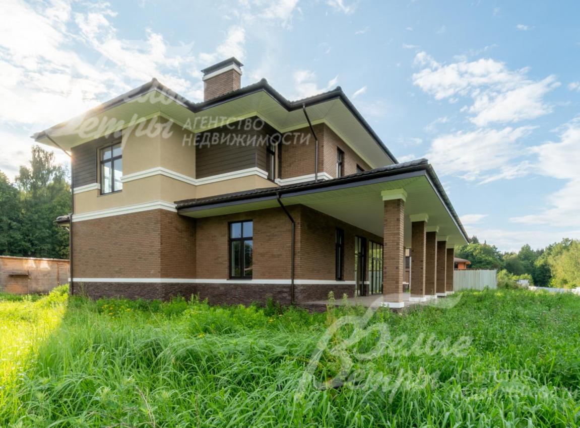 Новый дом с привлекательной эффектной архитектурой в духе Ф. Л. Райта