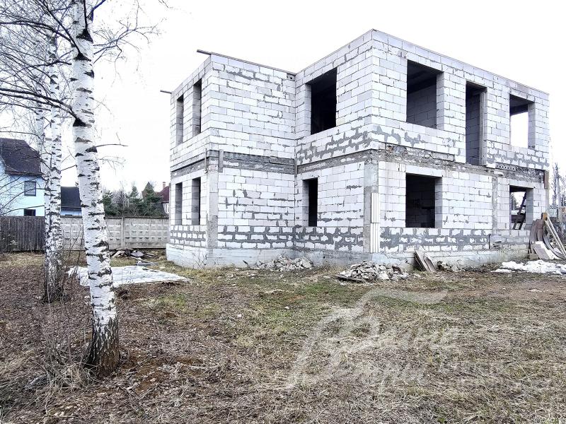 Новый дом на стадии возведения коробки: в проекте запланирована архитектура в английском стиле