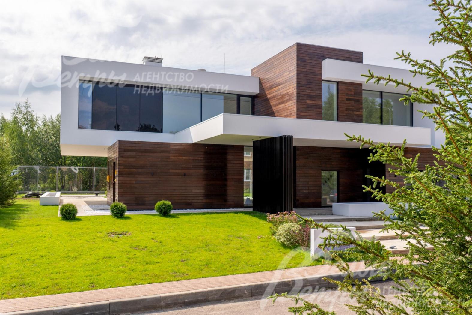 В шаговой доступности: спортплощадки для футбола и тенниса, большой парк, 2 озера, школы, детсады, магазины и рестораны, аэропорт Внуково 